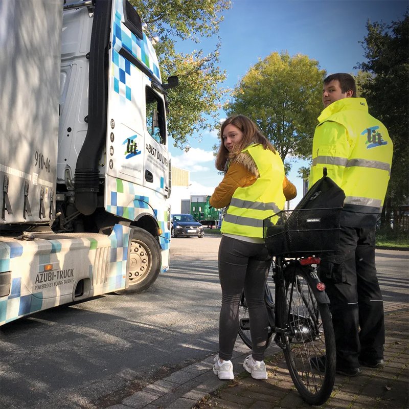 »Le camion des apprentis n'a plus de grands rétroviseurs extérieurs. Il est équipé de caméras qui affichent le côté du véhicule et l'espace routier sur un écran dans la cabine.«