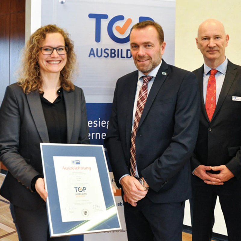 L.I.T. RECEIVES IHK »TOP TRAINING« QUALITY SEAL: »Entering the logistics industry is not very attractive for many young professionals. The IHK quality seal confirms that our training is of very high quality.«